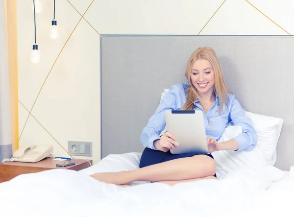 Mujer de negocios feliz con PC tableta en la habitación del hotel —  Fotos de Stock