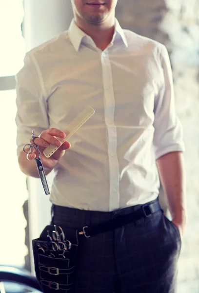 Close-up de estilista masculino com tesoura no salão — Fotografia de Stock