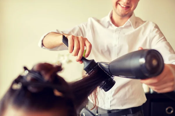 Close up de cabeleireiro fazendo penteado no salão — Fotografia de Stock