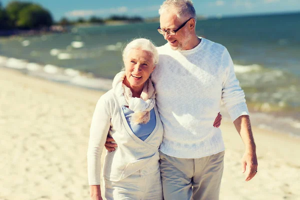 Glückliches Senioren-Paar umarmt sich am Sommerstrand — Stockfoto