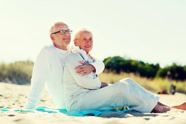 Щаслива старша пара обіймається на літньому пляжі — стокове фото