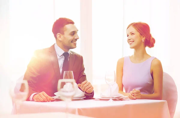 Para uśmiechający się patrząc na siebie w restauracji — Zdjęcie stockowe