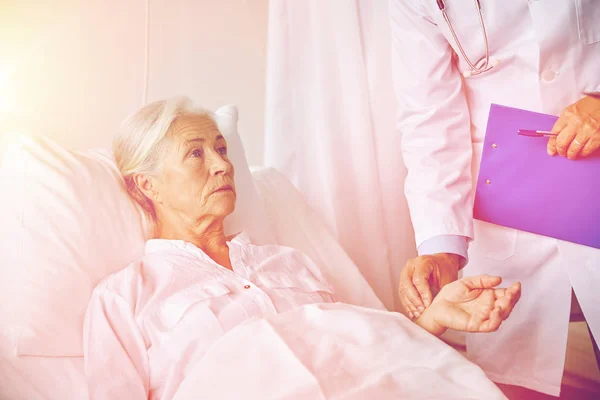 Medico che controlla il polso della donna anziana in ospedale — Foto Stock