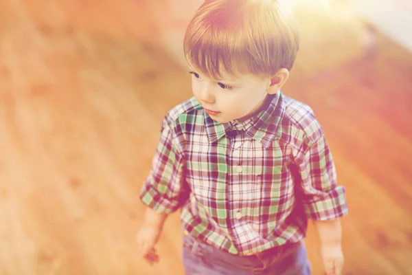 幸せの小さな赤ちゃん男の子、自宅 — ストック写真