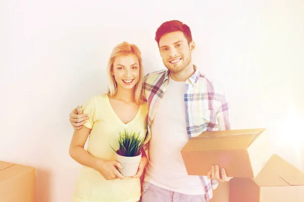 Couple souriant avec de grandes boîtes déménageant dans une nouvelle maison — Photo