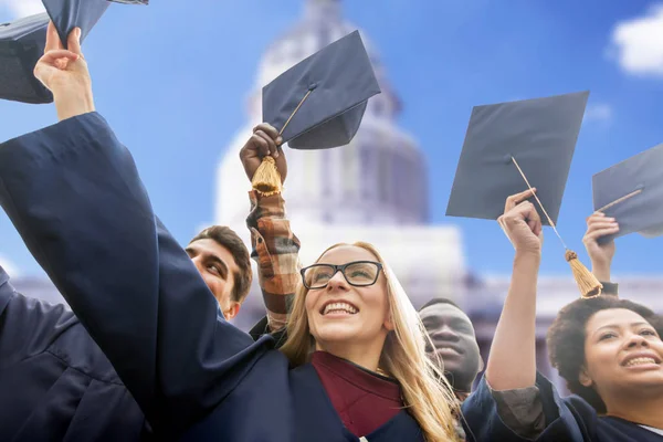 Estudantes felizes ou solteiros acenando placas de argamassa — Fotografia de Stock