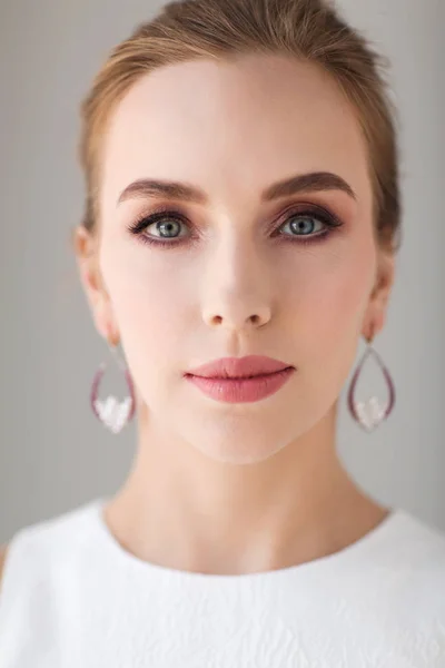 Cara de mujer hermosa o novia en vestido blanco — Foto de Stock