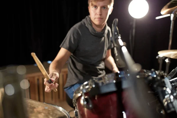 Músico masculino tocando bateria e címbalos em concerto — Fotografia de Stock