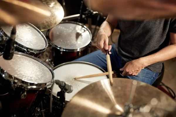 Male musician playing drums and cymbals at concert — Stock Photo, Image