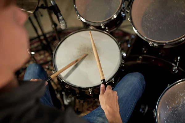 Homem tocando bateria em concerto ou estúdio de música — Fotografia de Stock