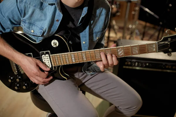 Hombre tocando la guitarra en el ensayo del estudio —  Fotos de Stock