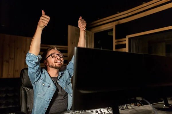 Uomo a mixare console in studio di registrazione musicale — Foto Stock