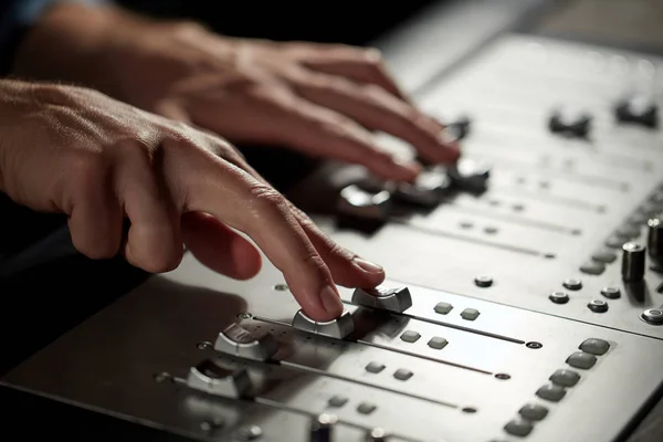 Mãos no console de mistura no estúdio de gravação de música — Fotografia de Stock