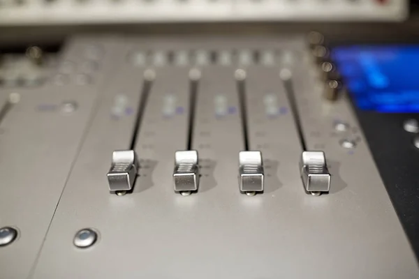 Console di mixaggio musicale in studio di registrazione del suono — Foto Stock