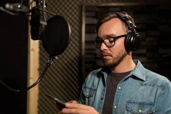 Hombre con auriculares en el estudio de grabación de música — Foto de Stock