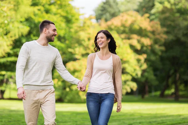 Happy Couple wandelen in het zomerpark — Stockfoto