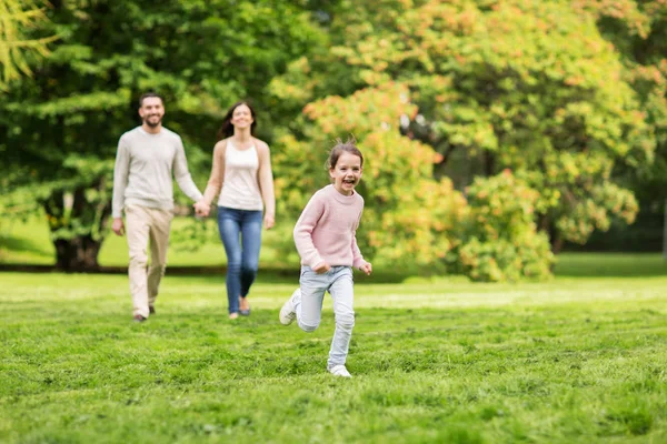 Famille heureuse marchant dans le parc d'été et s'amusant — Photo