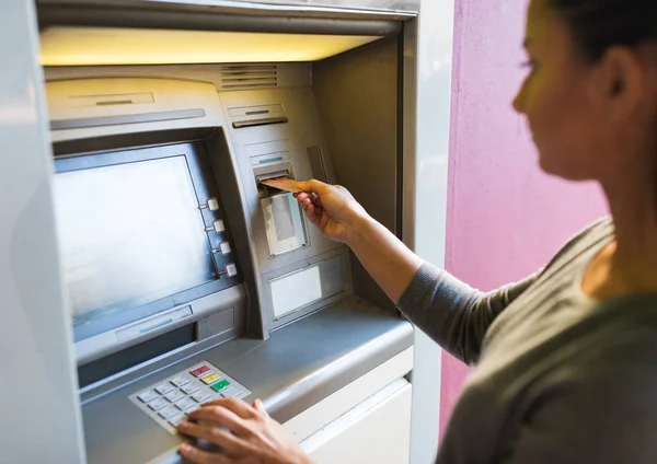 Close up de mulher inserindo cartão para máquina ATM — Fotografia de Stock