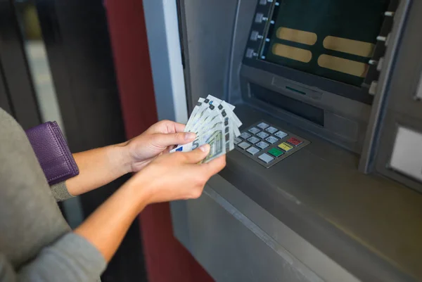 Zbliżenie na rękę wypłaty gotówki bankomat — Zdjęcie stockowe