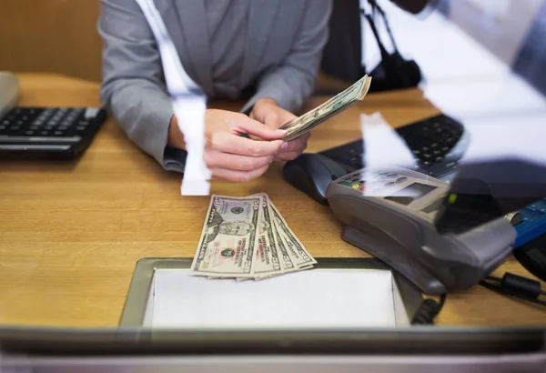Klerk contant geld geven aan klant bij bankkantoor — Stockfoto