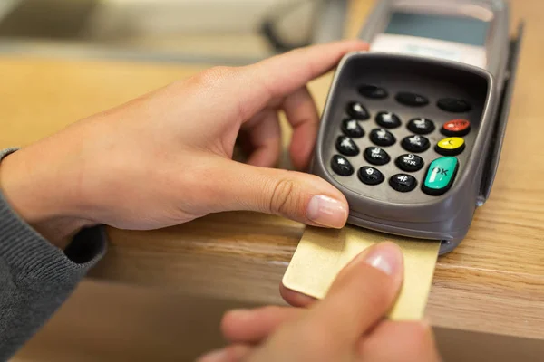 Close up van hand bankkaart naar terminal invoegen — Stockfoto