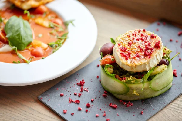 Салат з козячого сиру та суп з пачачо в ресторані — стокове фото