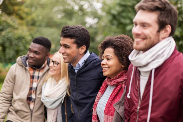 Gruppo di amici internazionali felici all'aperto — Foto Stock