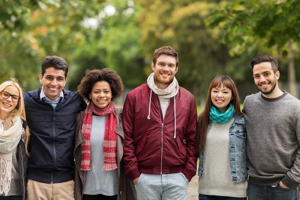 Grupo de amigos internacionais felizes no parque — Fotografia de Stock