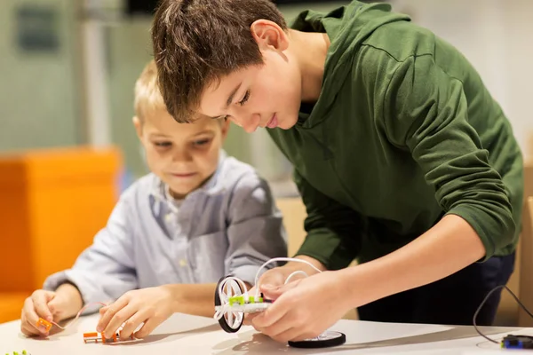 Niños felices construyendo robots en la escuela de robótica — Foto de Stock