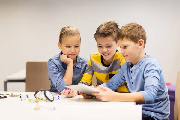 Kids with tablet pc programming at robotics school — Stock Photo, Image