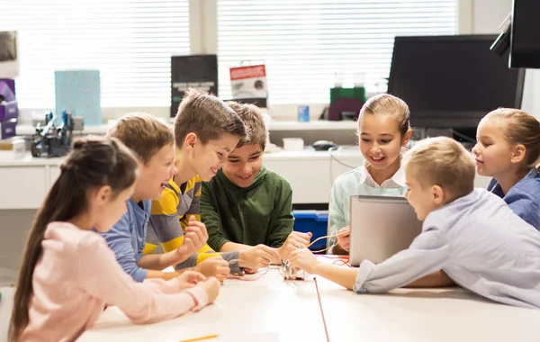 Szczęśliwe dzieci z laptopa w szkole robotyki — Zdjęcie stockowe