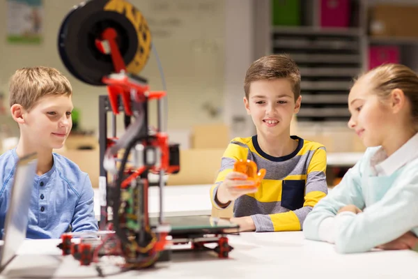 Niños felices con impresora 3d en la escuela de robótica —  Fotos de Stock