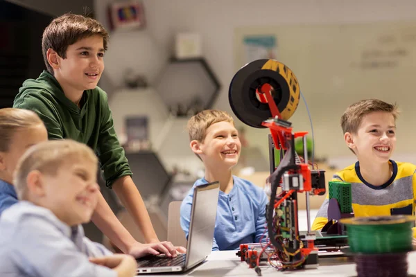 Crianças felizes com impressora 3d na escola de robótica — Fotografia de Stock
