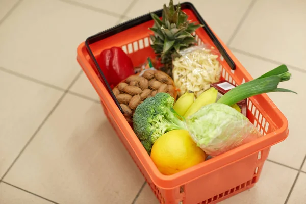 Food basket on grocery or supermarket floor — Stock Photo, Image