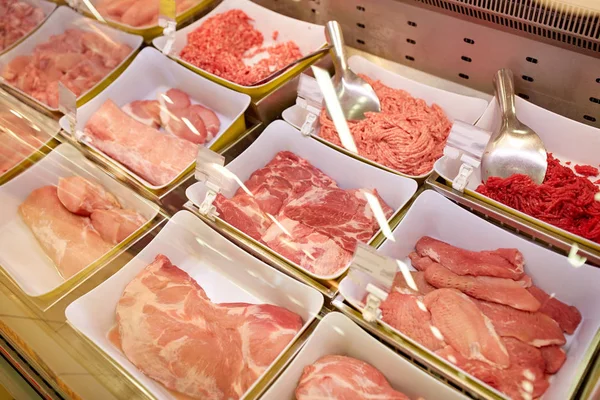 Meat in bowls at grocery stall — Stock Photo, Image