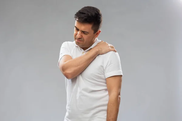 Uomo infelice che soffre di dolore alla spalla — Foto Stock