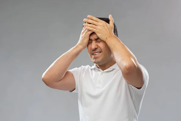 Boldogtalan ember szenved a feje fáj — Stock Fotó