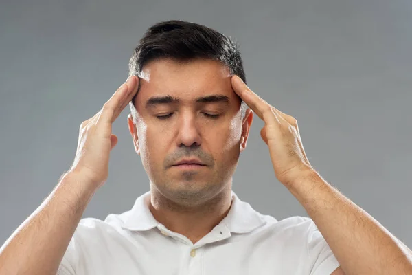 Hombre que sufre de dolor de cabeza o pensamiento —  Fotos de Stock