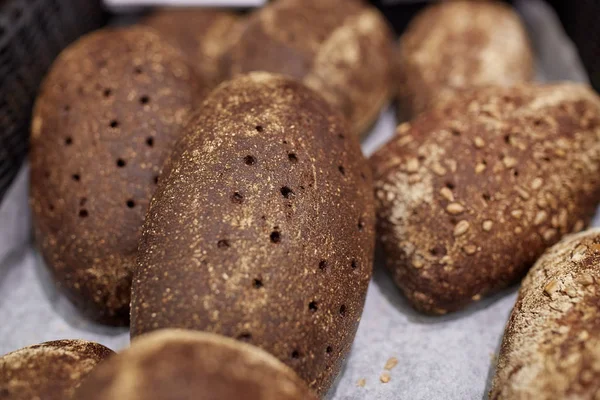 Close up van rogge brood bij de bakker of supermarkt Rechtenvrije Stockafbeeldingen