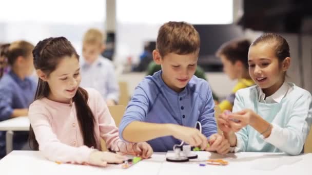 Счастливые дети, обучающиеся в школе робототехники — стоковое видео