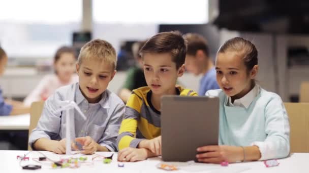 Kinderen met tablet pc programmering op robotica school — Stockvideo