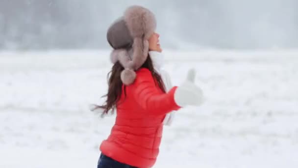 Gelukkige vrouw plezier buiten in de winter — Stockvideo