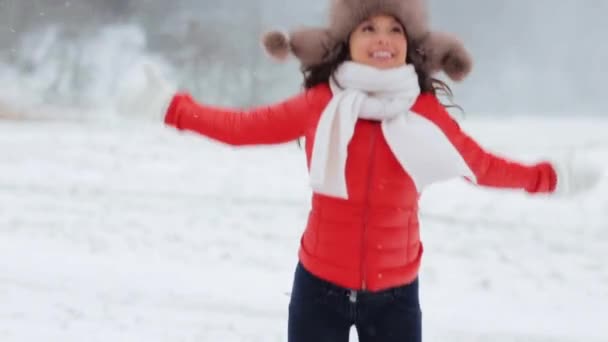 Mulher feliz se divertindo ao ar livre no inverno — Vídeo de Stock