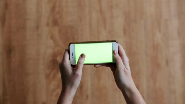 Mains avec chroma écran vert clé sur smartphone — Video