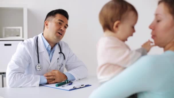 Glückliche Ärztin und Frau mit Baby im Krankenhaus — Stockvideo