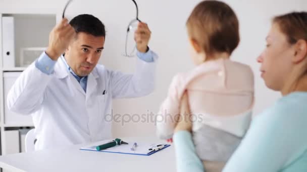 Medico con stetoscopio in clinica — Video Stock