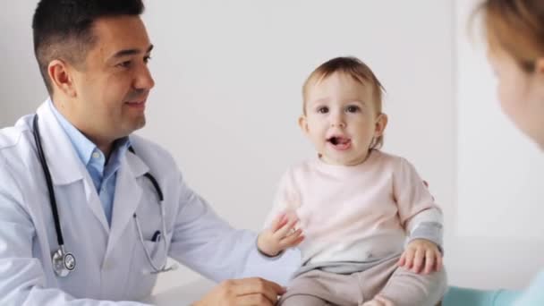 Ευτυχισμένη γυναίκα με το μωρό και ο γιατρός στο ιατρείο — Αρχείο Βίντεο