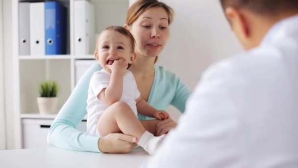 Lycklig kvinna med baby och läkare på kliniken — Stockvideo