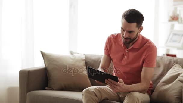 Boldogtalan férfi szenved hátfájás otthon — Stock videók