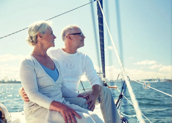 Старша пара обіймається на вітрильному човні або яхті в морі — стокове фото